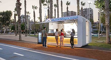 Mersin sahilinde serinleten dondurma keyfi