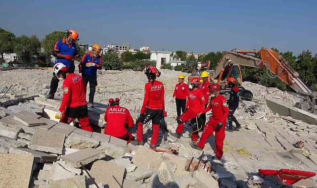 Mersin'de deprem tatbikatı gerçeğini aratmadı