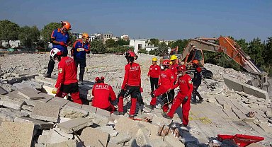 Mersin'de deprem tatbikatı gerçeğini aratmadı