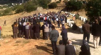 Mersin'de öldürülen baba ile oğlu ve gelini toprağa verildi