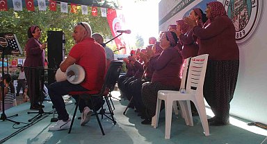 Mersin'de şalvarlı kadınlar korosu