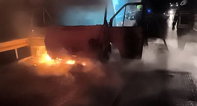 Mersin'de seyir halindeki servis yandı