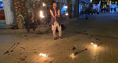 Meşalelerle yapılan akrobatik gösteri geceyi aydınlattı