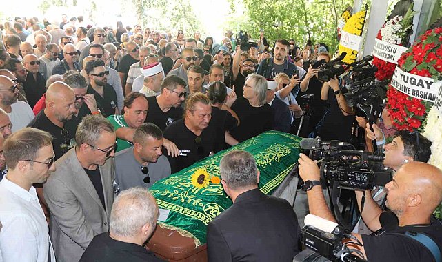 Metin Arolat'ın cenazesi İzmir'de gözyaşlarıyla uğurlandı
