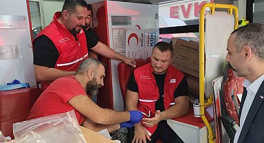 Milli güreşçiler, genç sporcularla buluşup kan bağışladı