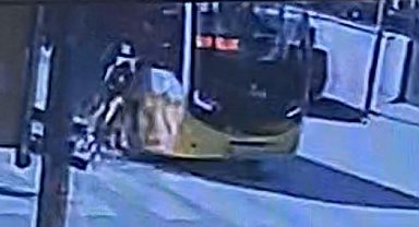 Minibüs bisikletli çocuğa böyle çarptı