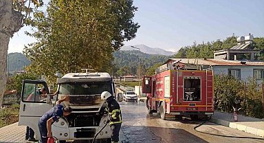 Minibüsün motor kısmındaki yangın büyümeden söndürüldü