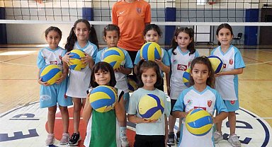 Minik voleybol yıldızları Kepez'de yetişiyor