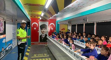 Mobil trafik tırında öğrencilere trafik eğitimi verildi