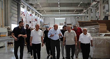 Mobilya fabrikasında ki çalışmaları inceledi