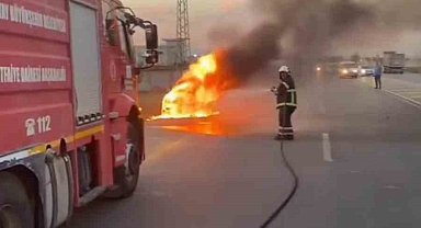 Motor kısmı yanmaya başlayan otomobil alevlere teslim oldu