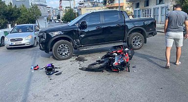 Motosiklet ile kamyonet çarpıştı: 1 yaralı