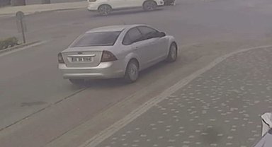 Motosiklet ile otomobilin çarpışması kamerada
