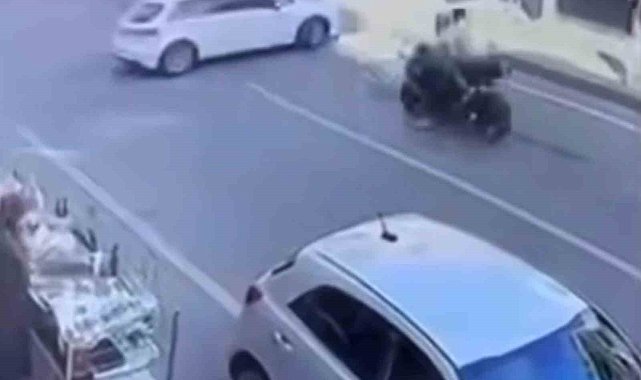 Motosiklet otomobile çarptı: 2 yaralı