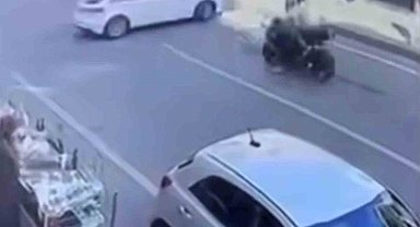 Motosiklet otomobile çarptı: 2 yaralı