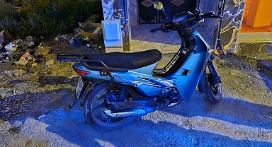 Motosiklet park halindeki araca arkadan çarptı: 2 yaralı