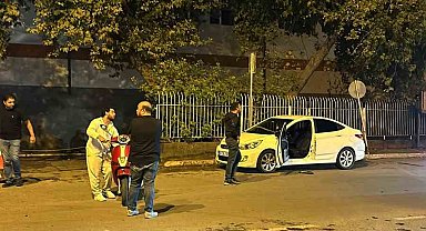 Motosiklet park halindeyken kapısı açılan araca çarptı