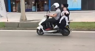 Motosiklet üzerinde kucağında bebekle seyretti: O anlar kamerada