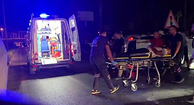 Motosiklete çarpmamak için direksiyonu kırınca refüje çarparak takla attı: 1 yaralı