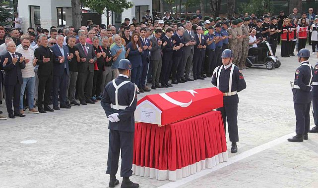 Motosikletin çarpması sonucu şehit olan astsubay, törenle memleketine uğurlandı