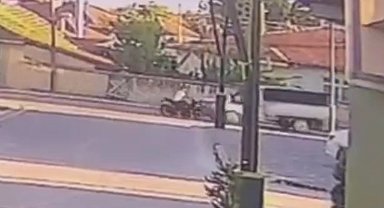 Motosikletli çocuk kamyonetle çarpıştı: Kaza anı kamerada