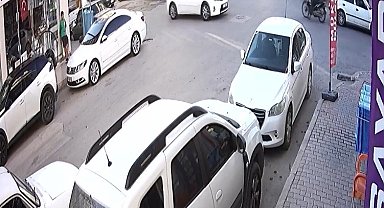 Motosikletli gencin otomobille çarpışma anı kamerada