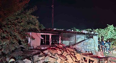 Muğla'daki yangında ahır alevlere teslim oldu