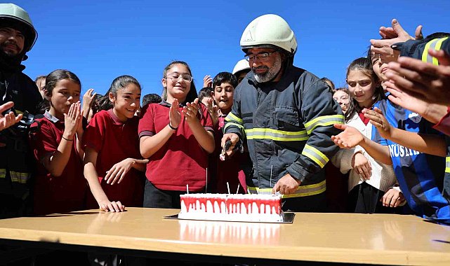 Muhtar ve öğrencilerden itfaiye erlerine pastalı sürpriz