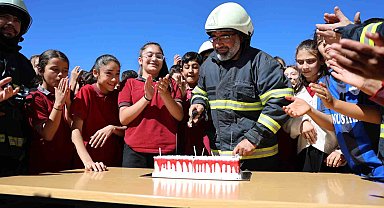 Muhtar ve öğrencilerden itfaiye erlerine pastalı sürpriz