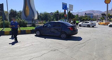 Muş'ta iki otomobil çarpıştı: 5 yaralı