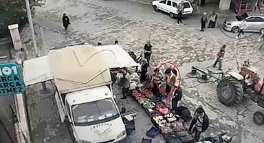 Müşteri gibi pazara geldi, kaşla göz arasında emekli vatandaşın parasını çaldı: O anlar kamerada