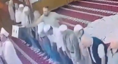 Namaz kıldıran imama plastik tabure ile vurdu