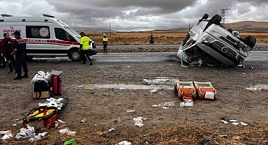 Nevşehir'de turistleri taşıyan minibüs takla attı: 18 yaralı
