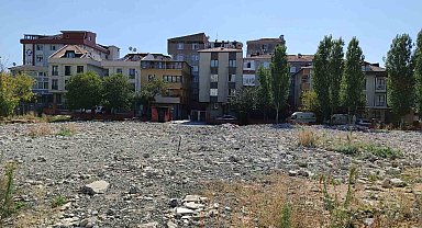 Öğrenci ve veliler yıkılan okulun yeniden yapılmasını istedi