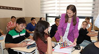 Öğrencilere ders kitaplarını Başkan Durbay dağıttı