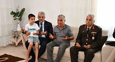 Oğullarının şehitlik beratını alan aile, gözyaşlarını tutamadı