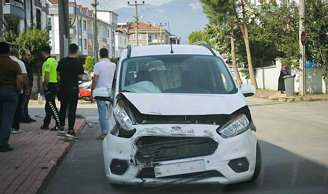 Okul servisi ile hafif ticari araç çarpıştı: 8'i öğrenci 11 yaralı