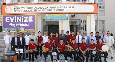 Okulun ilk haftasında öğrenciler mezunlarla buluştu