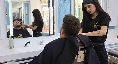 Önce şaşırıyorlar sonra tıraş olmak için tekrar ona geliyorlar