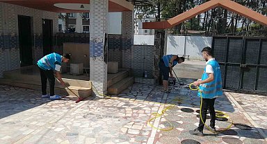 Osmaniye'de gönüllü gençler camide temizlik yaptı