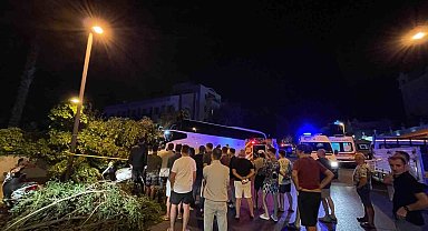 Otel duvarına çarpan tur otobüsü sürücüsü hayatını kaybetti
