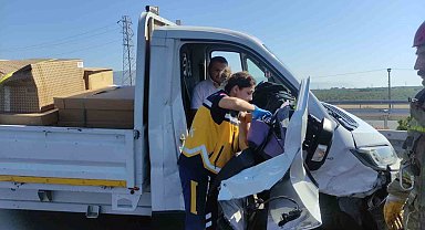 Otobanda kamyonet otomobile çarptı