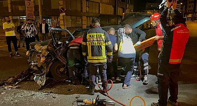 Otobüsle çarpışan otomobilin sürücüsü araç içinde sıkıştı