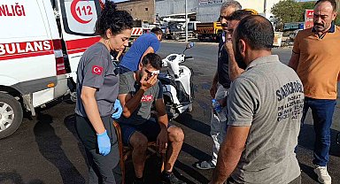 Otomobil ile motosikletin çarpışması kamerada