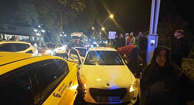 Otomobil kırmızı ışıkta bekleyen ticari taksiye çarptı: 1 yaralı