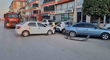 Otomobil park halindeki araçlara çarptı: 1 yaralı