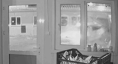 Otomobil, prefabrik iş yerinin içinden geçerek başka iş yerine çarptı: O anlar kamerada