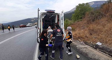 Otomobil takla attı: Yaralıların yardımına nöbetten çıkan sağlıkçılar koştu