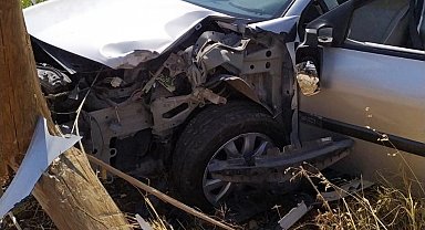 Otomobil tarladaki direğe çarptı: 1 yaralı