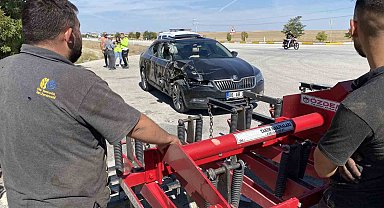 Otomobil, traktöre bağlı tarım aletine çarptı
